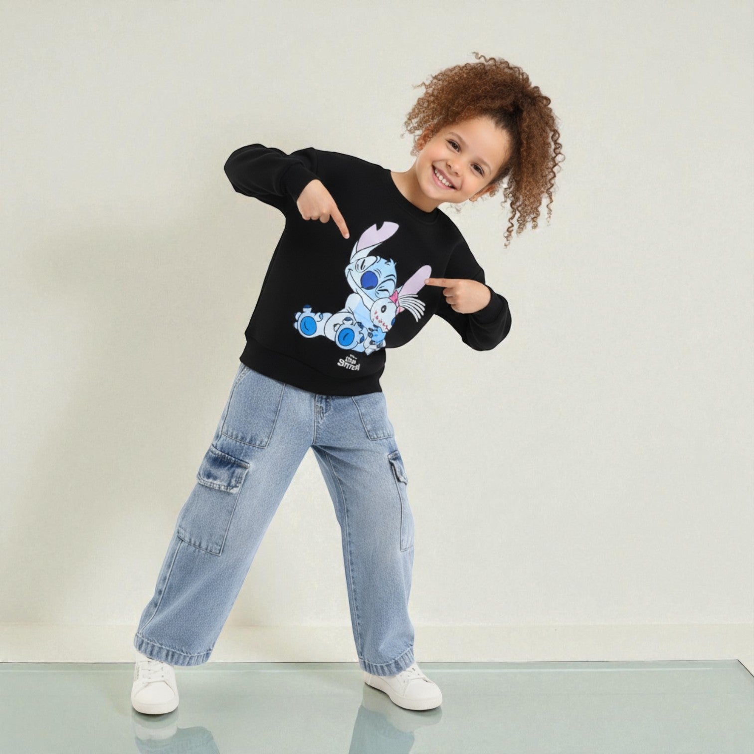 Sweatshirt With Front Print Stitch Hug Graphic