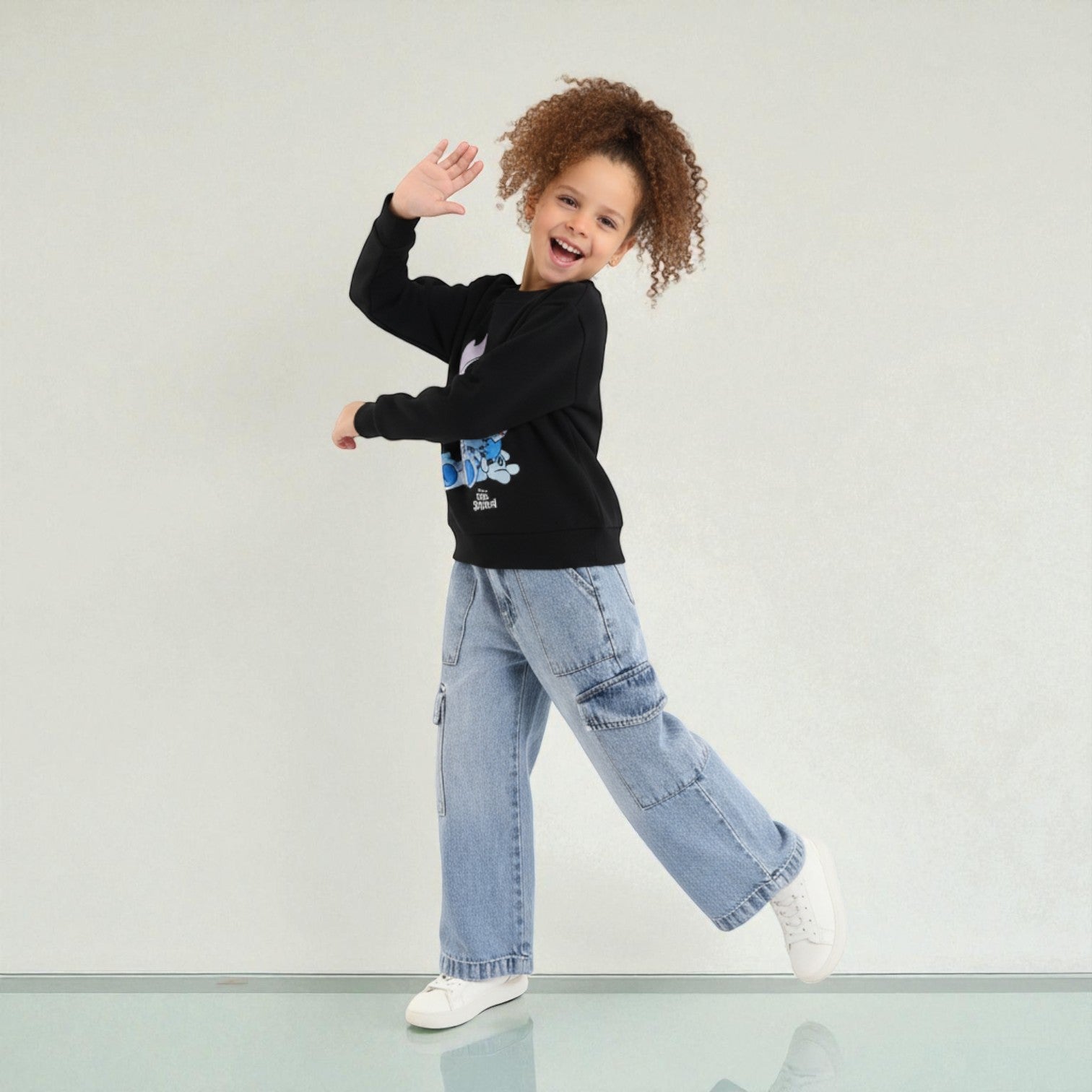 Sweatshirt With Front Print Stitch Hug Graphic